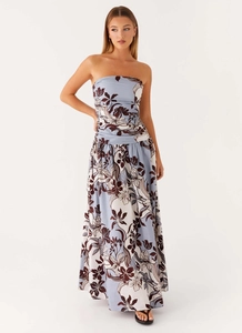 Détail de l'imprimé floral tropical et tissu léger sur robe longue bustier bleue