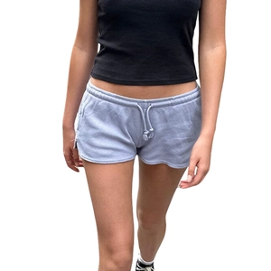 Detailansicht der hellblauen Sportshorts mit elastischem Bund und Kordelzug