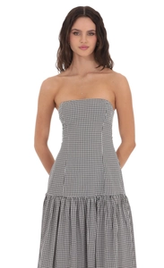 Vista frontal del elegante vestido palabra de honor de cuadros vichy con costura princesa y pliegues