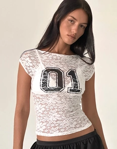 Primer plano de encaje floral blanco con estampado del número 01 negro en top Y2K