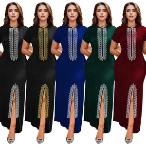 Robe longue élégante et ajustée pour femmes avec fente et strass ethniques en cinq couleurs
