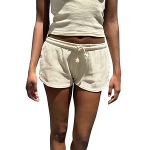 Detailaufnahme der Waffelstrick-Struktur von High-Waist-Shorts und bauchfreiem Top Set