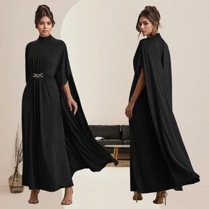 Elegantes schwarzes Maxikleid mit Cape-Design, Stehkragen und goldener Gürtelschnalle