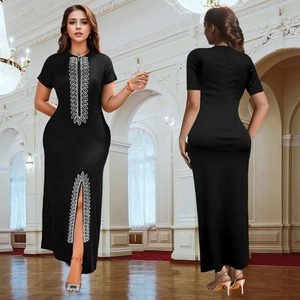 Vue détaillée d'une robe noire moulante avec broderie de strass et fente latérale haute