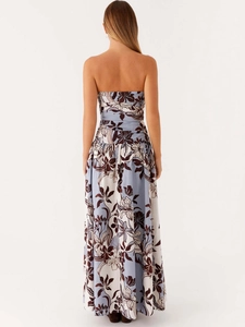 Robe longue bustier dos nu à imprimé floral bleu clair avec des motifs de fleurs marron