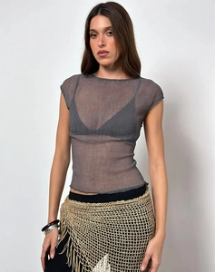 Detalle de top de malla gris Y2K con encaje floral transparente y diseño de ajuste delgado