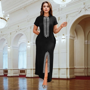 Détail de strass en feuilles argentées sur robe de soirée noire élégante avec fente chic