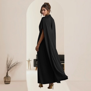 Elegantes schwarzes Maxikleid mit Stehkragen, dramatischem Umhangrücken und schlanker Silhouette