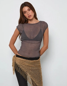 Detalle de top Y2K gris transparente con pañuelo bohemio de ganchillo con flecos