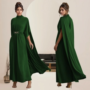 Elegantes dunkelgrünes Abendkleid mit Umhangärmeln, Goldgürtel und bodenlangem Satinstoff