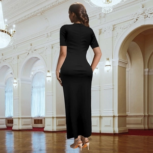Détail de la fermeture éclair invisible au dos d'une robe longue moulante noire