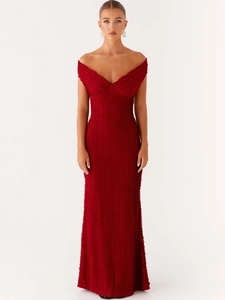 Elegantes tiefrotes schulterfreies Slim-Maxikleid mit vertikaler Faltenstruktur für Abend