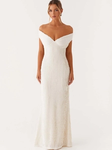 Elegantes weißes schulterfreies Maxikleid mit vertikaler Faltenstruktur und schmaler Passform
