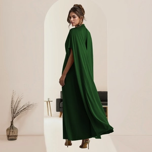 Dunkelgrünes Abendkleid mit elegantem Rückenschlitz und fließendem Cape-Design-Schnitt