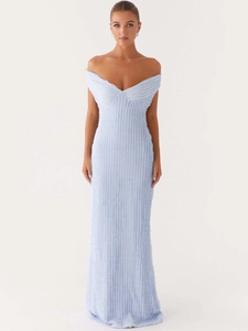 Elegantes schulterfreies figurbetontes hellblaues Maxikleid mit feiner vertikaler Faltung