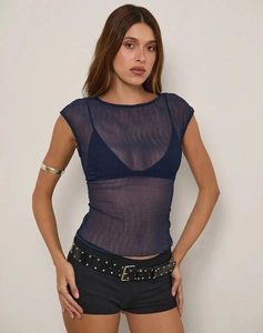 Vista detallada del top de encaje floral Y2K azul marino transparente con brazalete plateado