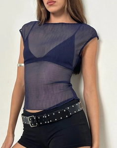 Detalle del crop top de encaje azul marino transparente con motivo floral y textura mesh