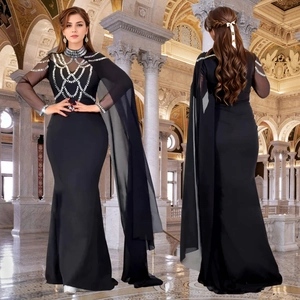 Robe de soirée moulante noire avec strass brillants et manches cape longues au sol
