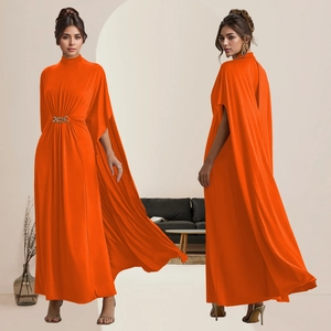 Makroaufnahme von hellorangefarbenem Satinkleid mit Cape-Ärmeln und Goldschnalle