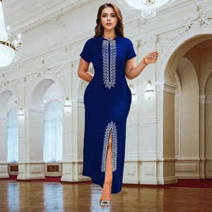 Détail d'une robe moulante bleu marine élégante avec strass et fente latérale haute