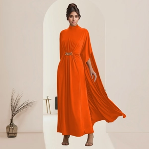 Detail eines eleganten orangefarbenen Satinkleids mit Umhangärmeln und Metallschnalle