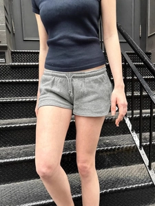 Damen Set mit dunkelblauem T-Shirt und grauen Waffel-Shorts mit Kordelzug für den Sommer