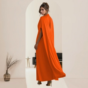 Details des eleganten orangefarbenen Abendkleides mit Cape-Rücken und Seideneffekt