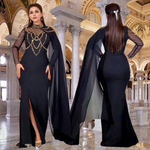Robe de soirée moulante noire élégante avec strass dorés et manche longue cape