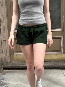 Damen Shorts in Dunkelgrün mit Waffelstrick, elastischem Bund und Kordelzug für den Sommer