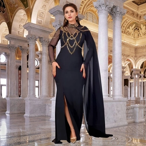 Détail d'une robe de soirée noire ajustée avec paillettes dorées et élément châle