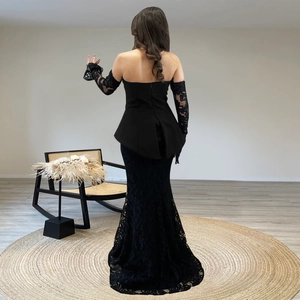 Ensemble robe de soirée chic en dentelle noire avec haut bustier, taille péplum et gants assortis