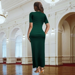 Détail de la robe longue moulante vert foncé montrant la fermeture éclair au dos