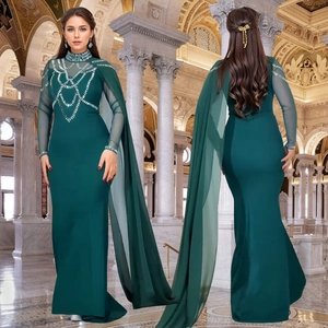 Robe de soirée moulante vert foncé avec strass élégants et cape longue en mousseline