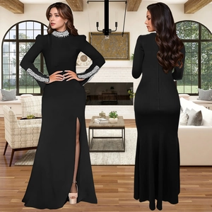 Robe longue noire élégante à manches longues avec strass argentés et fente latérale