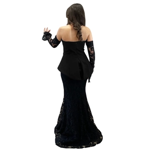 Détail de robe de soirée noire avec peplum, dentelle florale et manches en dentelle