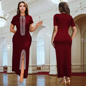 Détail de robe de soirée bordeaux avec motifs de feuilles brillants et fente haute
