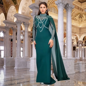 Détails de la robe de soirée vert foncé avec encolure en strass et cape en tulle