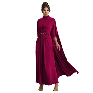 Detail der Taillenschnalle und Faltensammlung an diesem eleganten weinroten Cape-Kleid
