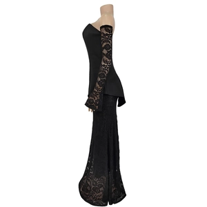 Gros plan détaillé d'une robe de soirée en dentelle noire avec motifs floraux et tissu fin