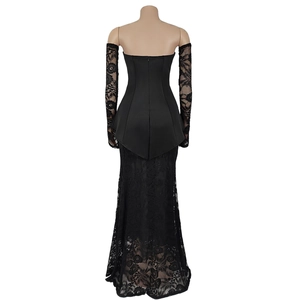 Détail de la robe en dentelle noire avec fermeture éclair au dos et texture florale