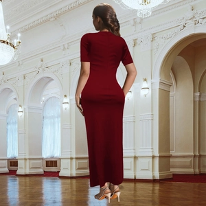 Vue arrière détaillée d'une robe de soirée bordeaux moulante avec fermeture éclair invisible