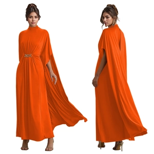 Detail des eleganten orangefarbenen Satin-Abendkleids mit Stehkragen und Goldschnalle
