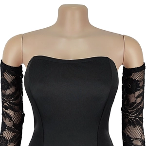 Gros plan détaillé des manches en dentelle florale sur un bustier noir élégant