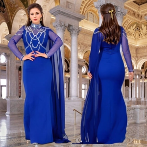 Détails de la robe moulante bleu roi avec strass argentés et manches en tulle chic