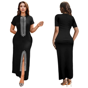 Détail de la robe noire moulante avec broderie géométrique blanche et fente latérale