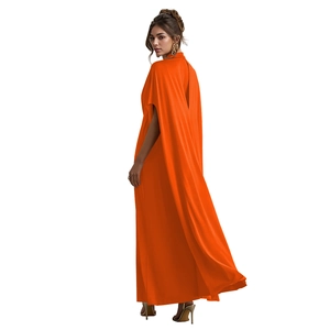 Rückansicht des eleganten orangefarbenen Satin-Abendkleids mit hohem Kragen und Cape