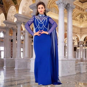 Détail de robe de soirée bleu roi moulante avec strass argentés et cape élégante en mousseline