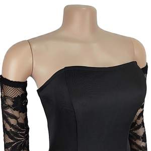 Détail de robe bustier noire avec manches en dentelle florale et tissu texturé de qualité