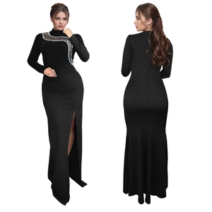 Robe longue noire à manches longues avec fente et décorations de chaînes en strass