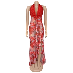 Detail des roten Blumen-Maxikleids mit tiefem V-Ausschnitt und Spitzenbesatz